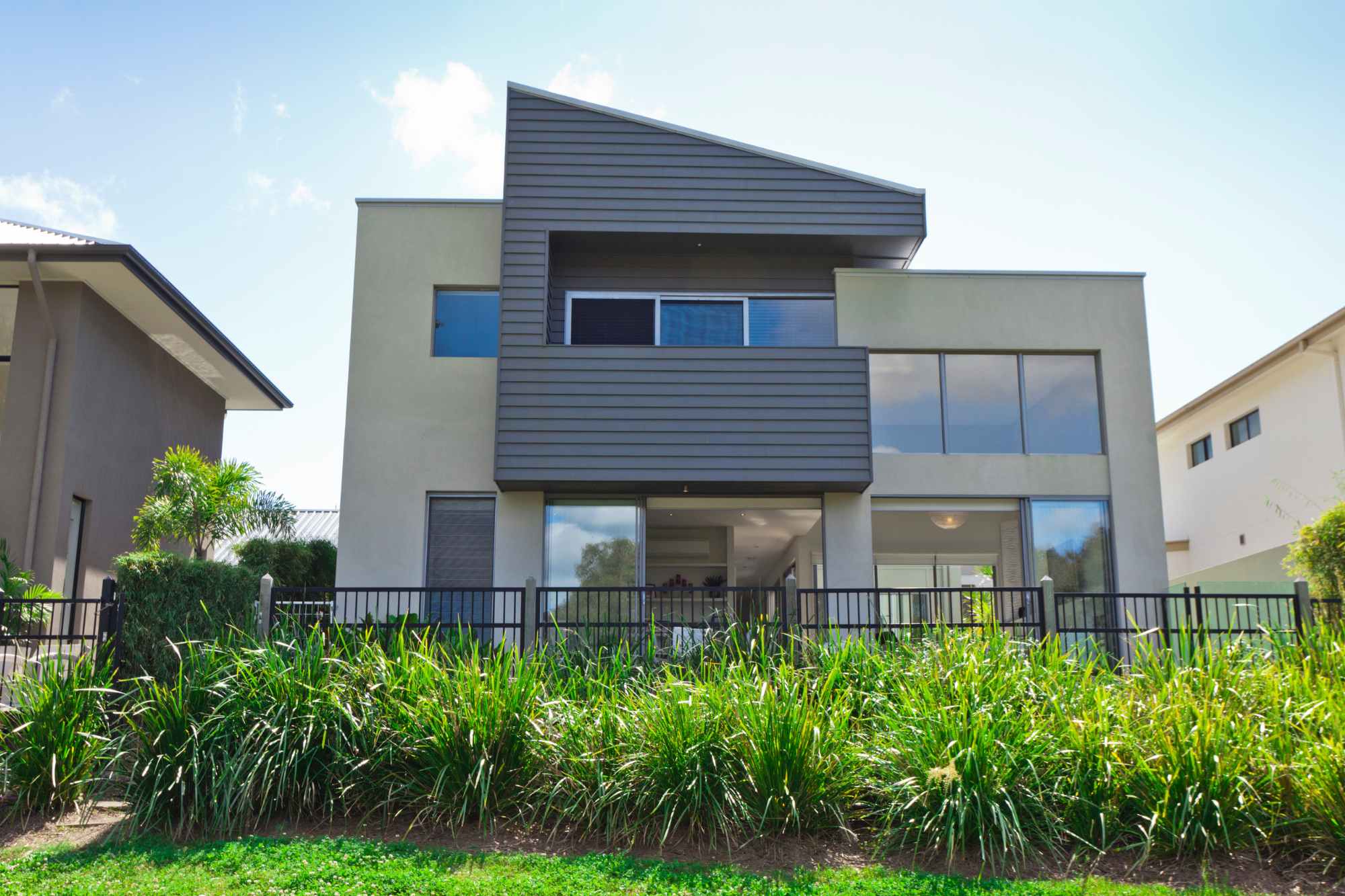 Haus mit geschlossenen Rollläden zum Schutz vor Sonne und UV-Strahlung