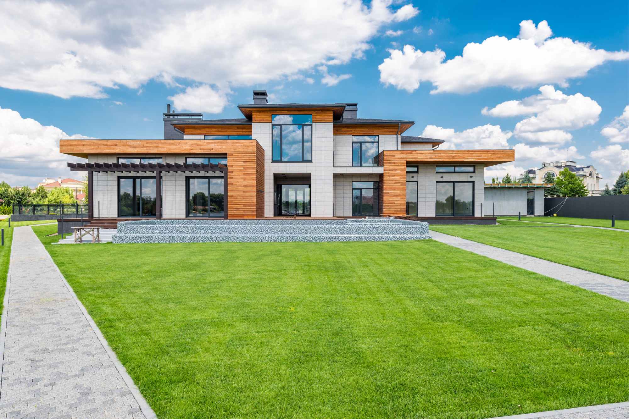 Moderner Aluminium-Vorbaurollladen an einem Einfamilienhaus, der Sichtschutz, Wärmeschutz und Sicherheit bietet