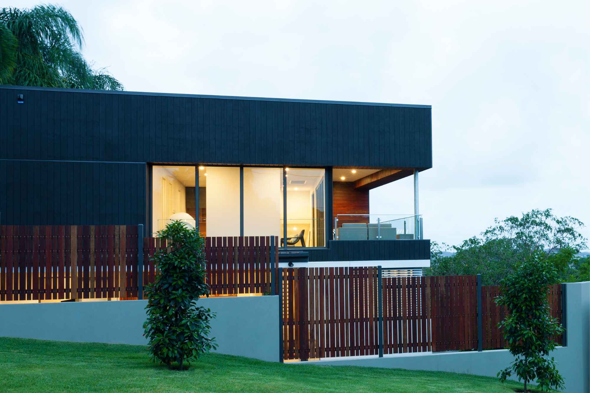 Minimalismus am Fenster: Verdeckte Führungsschienen für puristisches Design.